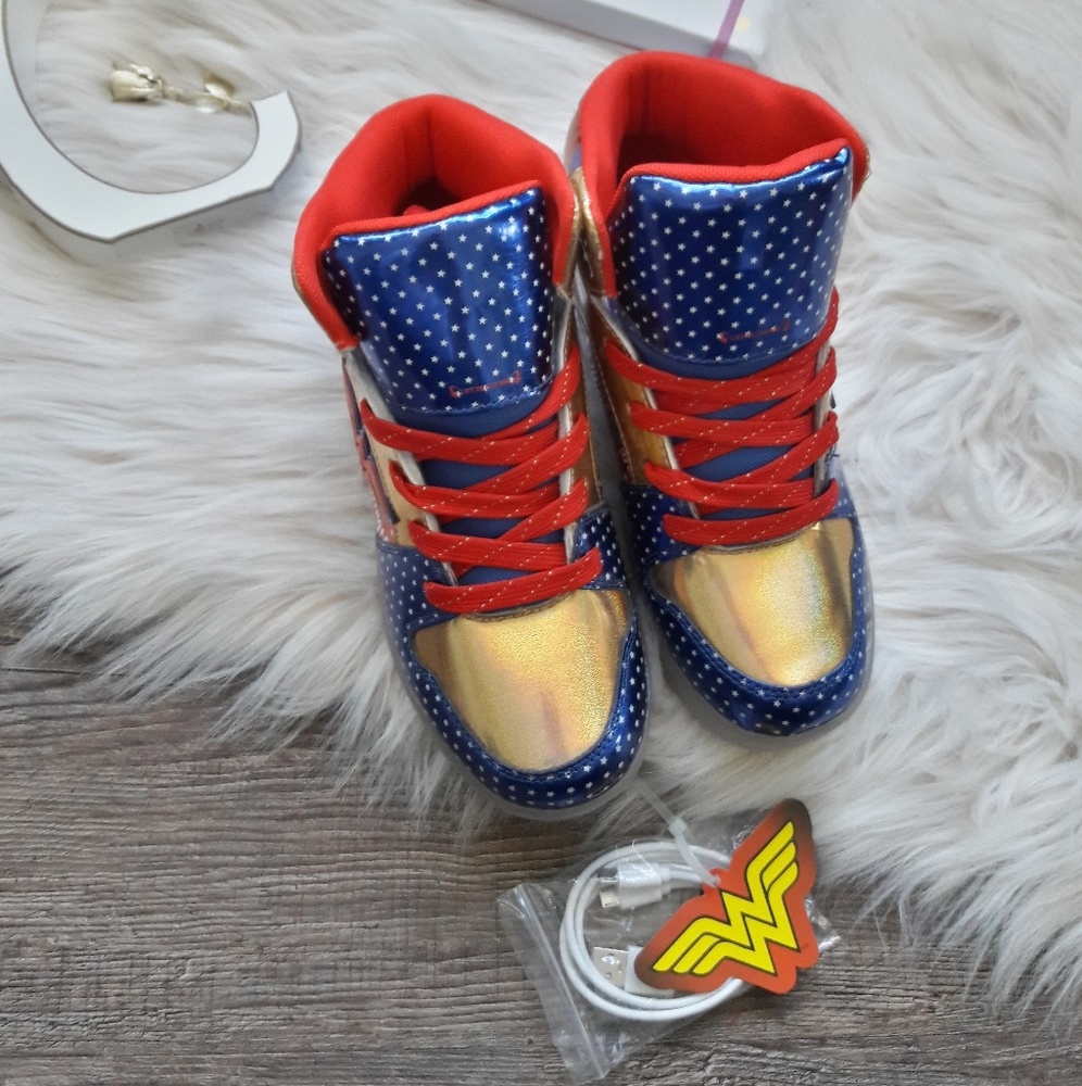 NEW DC Wonder Woman High-Tops - Picture 5 of 6